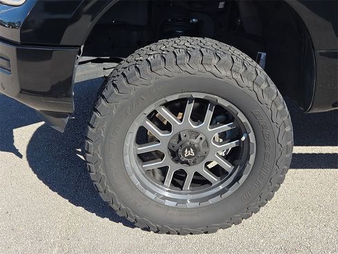 Used 2021 Nissan Titan SV w/ SV Convenience Package image 12