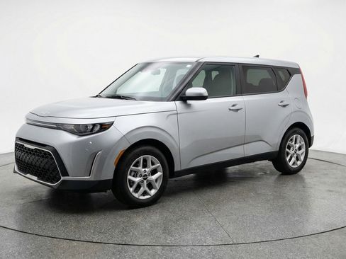 Used 2025 Kia Soul LX w/ LX Technology Package FWD image 3
