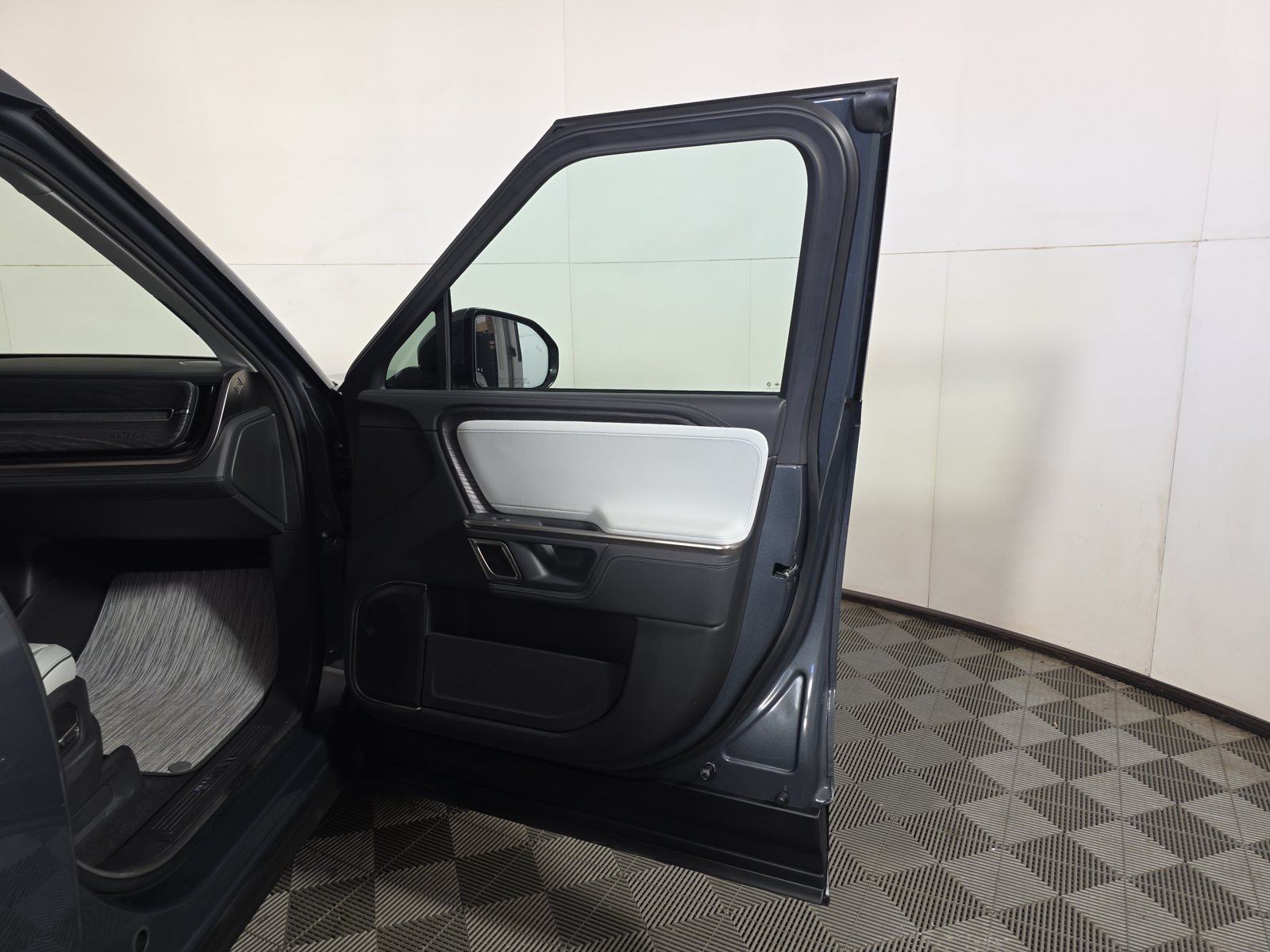 Used 2024 Rivian R1T Adventure Dual AWD/4WD image 18