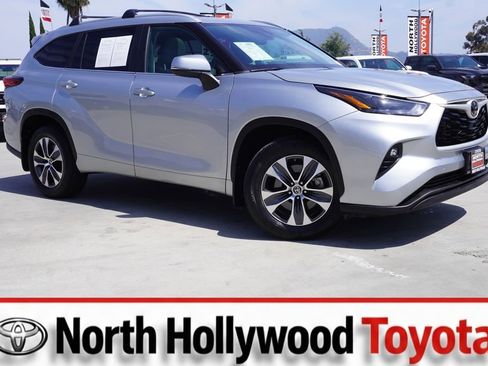 Used 2023 Toyota Highlander XLE AWD/4WD image 1