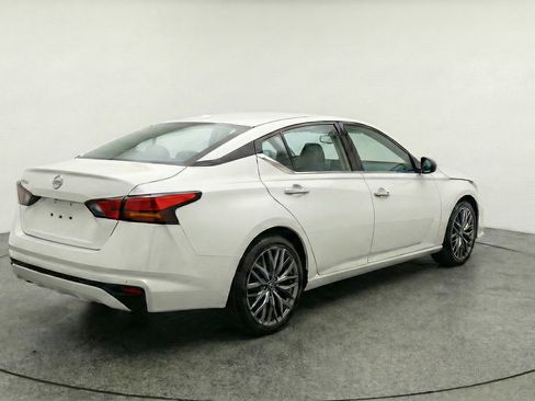 Used 2025 Nissan Altima 2.5 SV FWD image 9