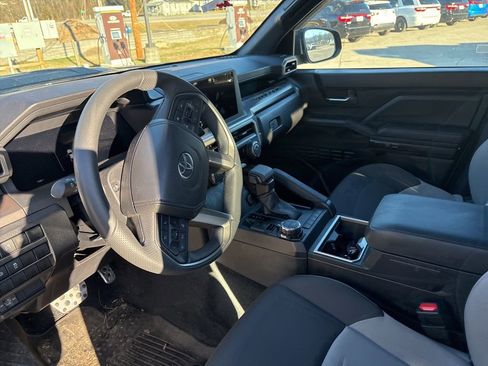 Used 2025 Toyota Tacoma TRD Sport image 11