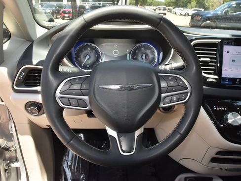 Used 2024 Chrysler Pacifica Touring-L FWD image 24