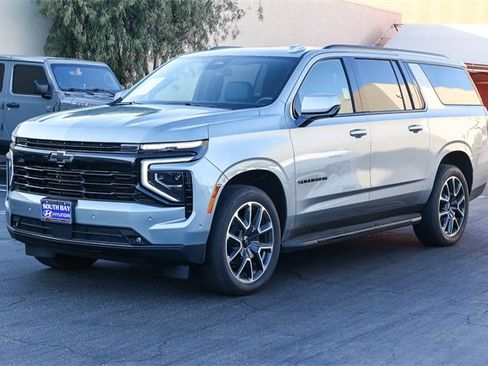 Used 2025 Chevrolet Suburban RST image 3