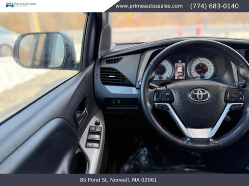 Used 2019 Toyota Sienna SE w/ SE Preferred Package image 24