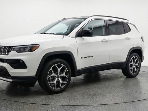 Used 2025 Jeep Compass Limited image 3
