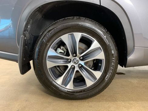 Used 2024 Toyota Highlander XLE AWD/4WD image 43