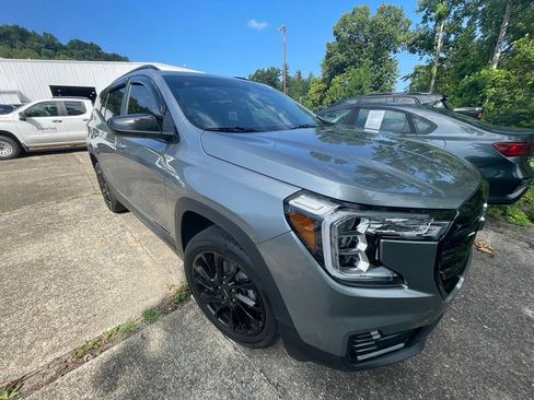 Used 2024 GMC Terrain SLE w/ Elevation Edition AWD/4WD image 3