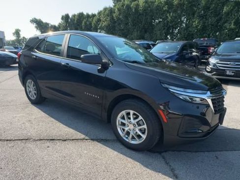 Used 2023 Chevrolet Equinox LS FWD image 2