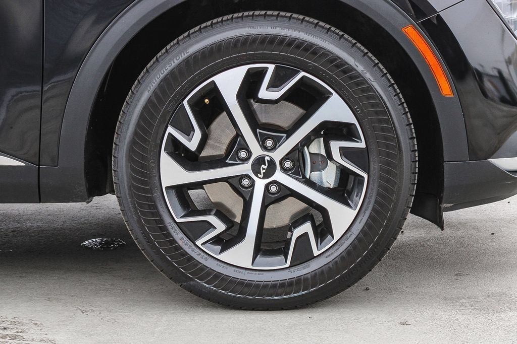 Used 2025 Kia Sportage EX FWD image 11