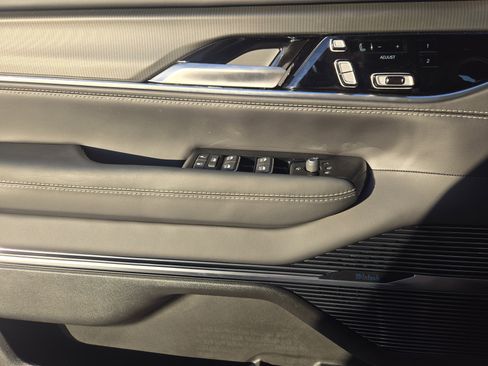 New 2026 Jeep Grand Wagoneer Summit image 18