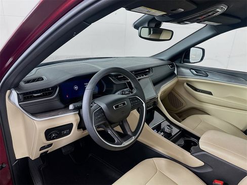 Used 2024 Jeep Grand Cherokee Limited image 9