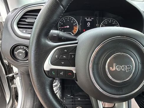 Used 2015 Jeep Renegade Latitude FWD image 22