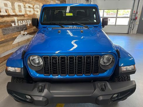 Used 2025 Jeep Gladiator Sport AWD/4WD image 7