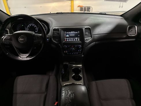 Used 2018 Jeep Grand Cherokee Laredo AWD/4WD image 10