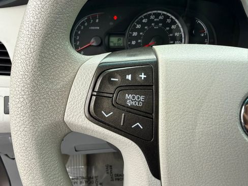 Used 2013 Toyota Sienna LE w/ Towing Pkg image 19