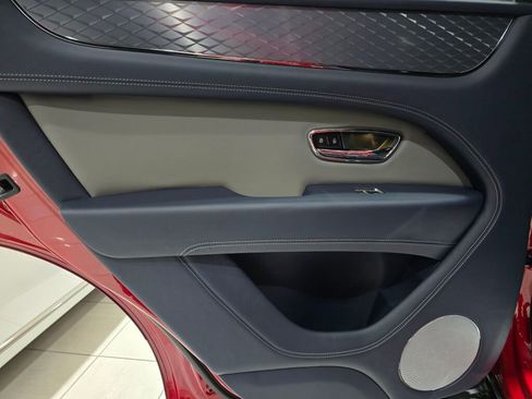 Used 2022 Bentley Bentayga image 17