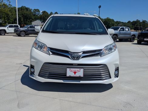 Used 2020 Toyota Sienna XLE w/ XLE Navigation Package FWD image 8
