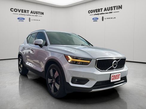 Used 2022 Volvo XC40 T5 Momentum w/ Premium Package image 6
