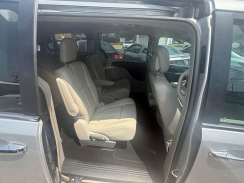 Used 2012 Chrysler Town & Country Touring-L w/ Entertainment Group #2 FWD image 13