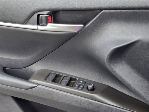 Used 2021 Toyota Camry LE image 27