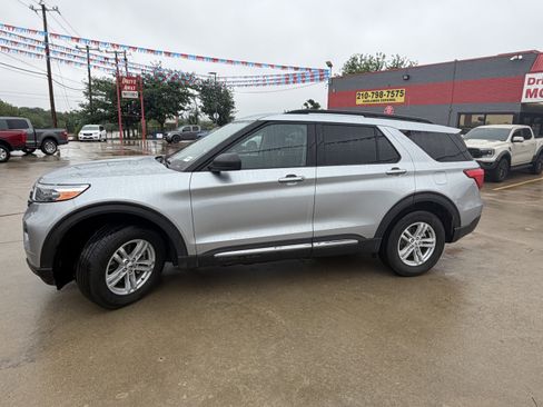 Used 2023 Ford Explorer XLT image 11