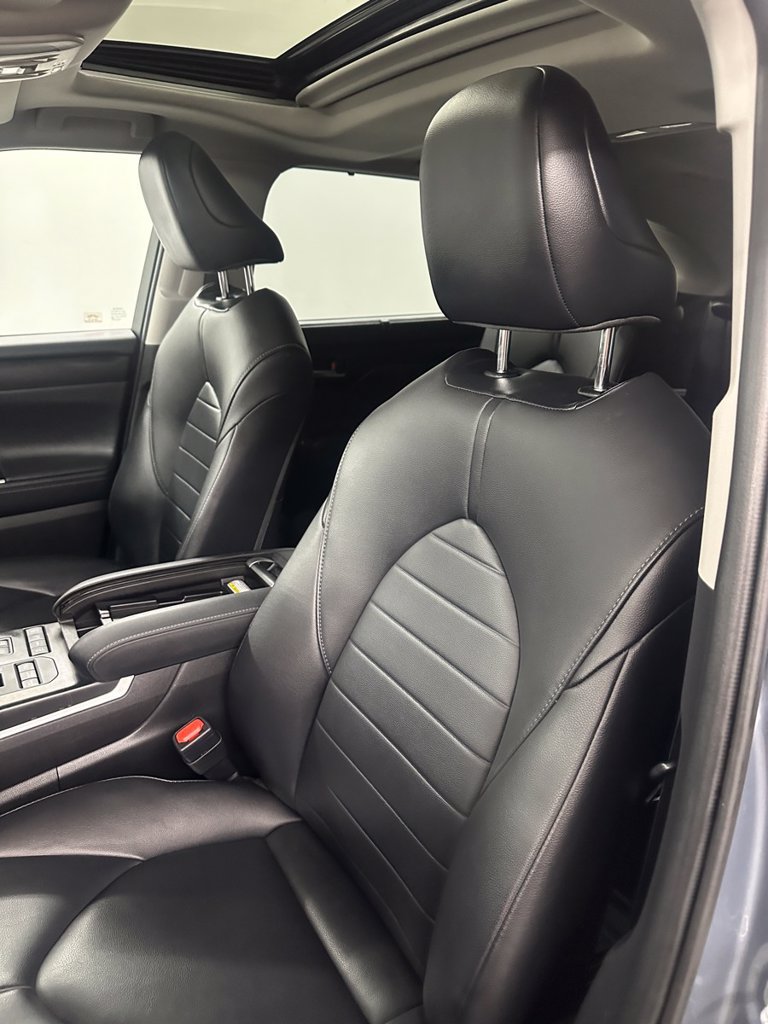 Used 2020 Toyota Highlander XLE AWD/4WD image 13