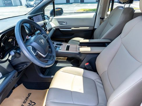 Used 2023 Toyota Sienna XLE FWD image 26