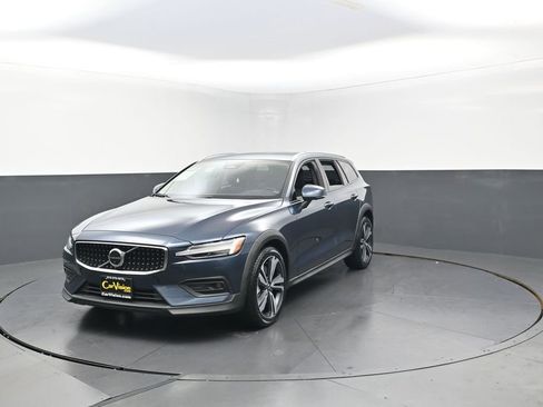 Used 2023 Volvo V60 B5 Cross Country Plus w/ Climate Package image 9
