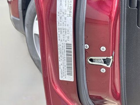 Used 2019 Jeep Cherokee Limited w/ Luxury Group image 32