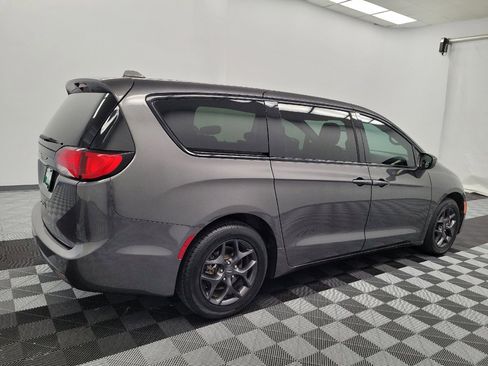 Used 2019 Chrysler Pacifica Touring Plus w/ S Appearance Package FWD image 10