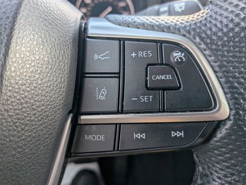 Used 2022 Toyota Sienna Limited image 16