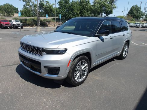 New 2025 Jeep Grand Cherokee L Summit w/ Luxury Tech Group V image 4