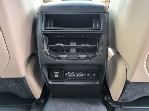 Used 2023 Jeep Grand Cherokee Limited AWD/4WD image 17