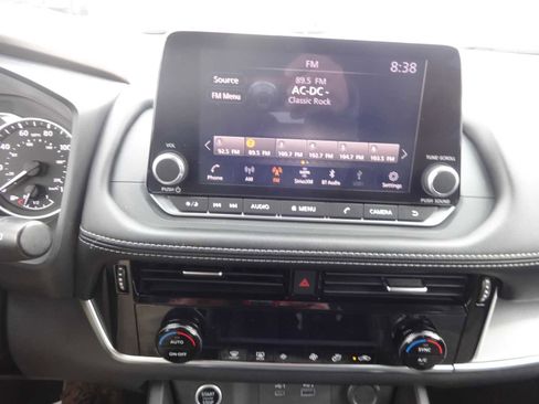 Used 2022 Nissan Rogue SV image 15