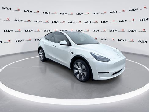 Used 2024 Tesla Model Y Long Range RWD image 2