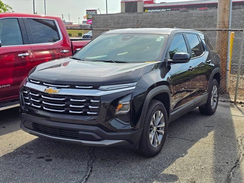 Used 2025 Chevrolet Equinox LT AWD/4WD image 2