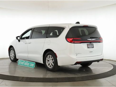 New 2026 Chrysler Pacifica Select image 8
