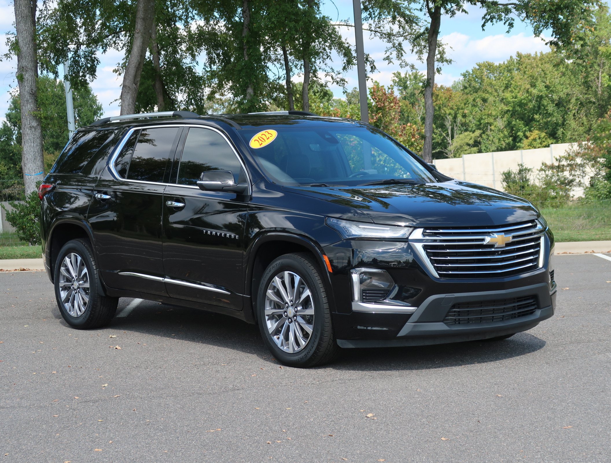 Used 2023 Chevrolet Traverse Premier w/ LPO, Cargo Package FWD image 1