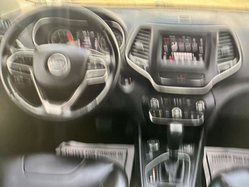 Used 2019 Jeep Cherokee Latitude Plus w/ Comfort/Convenience Group AWD/4WD image 18