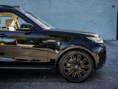 Used 2019 Land Rover Discovery HSE image 18