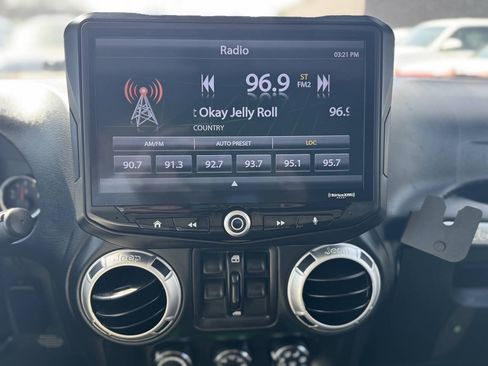 Used 2016 Jeep Wrangler Unlimited Rubicon AWD/4WD image 14