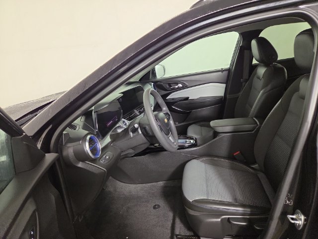 Used 2025 Chevrolet Trax LT FWD image 13