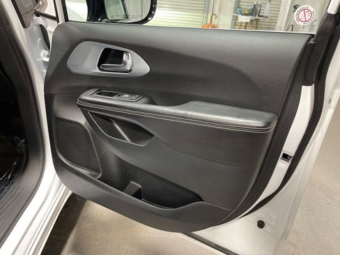 Used 2026 Chrysler Pacifica Limited FWD image 11