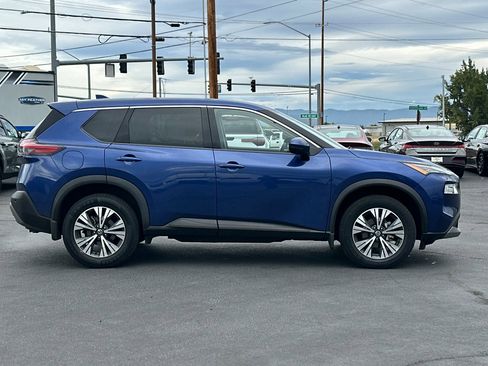 Used 2021 Nissan Rogue SV image 3