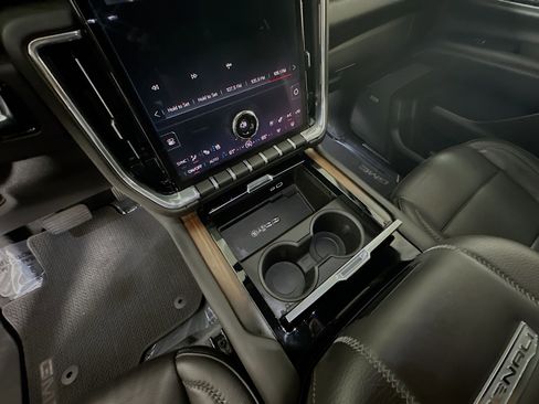 Used 2025 GMC Yukon Denali AWD/4WD image 22