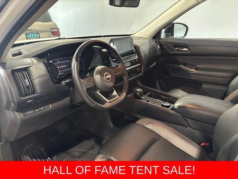 Used 2023 Nissan Pathfinder SL w/ Black Appearance Package AWD/4WD image 10