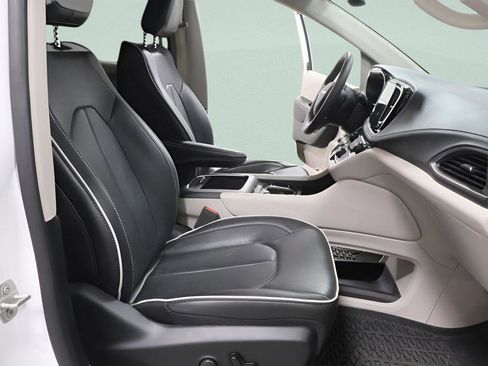 Used 2023 Chrysler Pacifica Limited AWD/4WD image 26