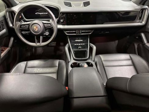 Used 2025 Porsche Cayenne AWD/4WD image 14