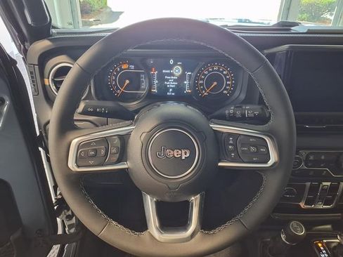 Used 2026 Jeep Wrangler Unlimited Sahara AWD/4WD image 9